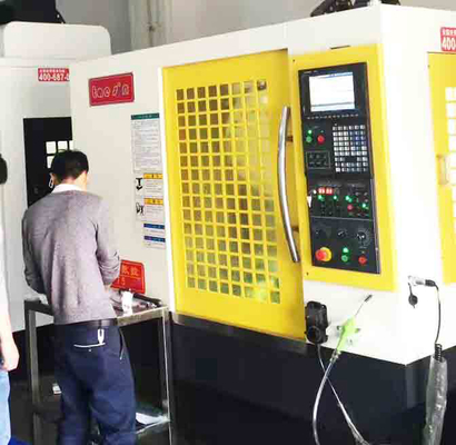چین دستگاه تراش CNC فشرده سازی بالا پنج آسیاب VMC ماشین 4000 کیلوگرم تامین کننده